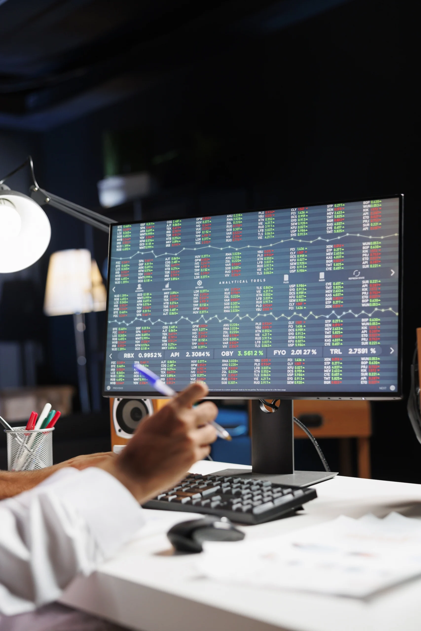 pc-monitor-displaying-financial-reports-(2000-3000)